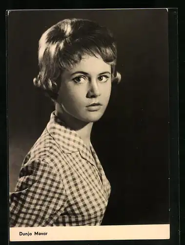 AK Schauspielerin Dunja Movar über die Schulter Blickend