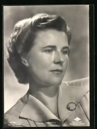 AK Schauspielerin Paula Wessely nachdenklich schauend