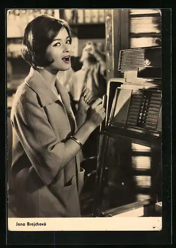 AK Schauspielerin Jana Brejchova tanzend