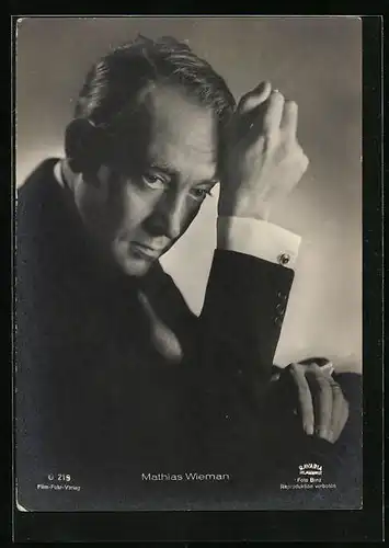 AK Schauspieler Mathias Wieman nachdenklich den Kopf abstützend