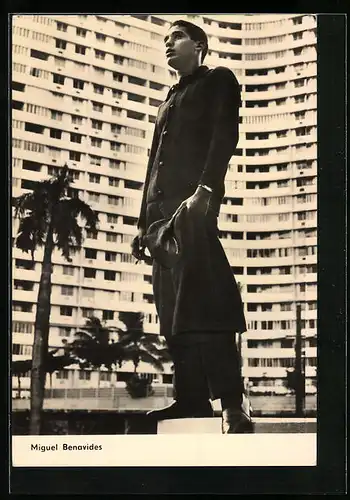 AK Schauspieler Miguel Benavides in stolzer Haltung vor Hochhäusern