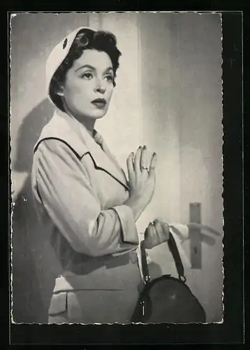 AK Schauspielerin Lilli Palmer mit zögerlichem Gesichtsausdruck und erhobener Hand
