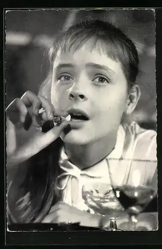 AK Schauspielerin Sabine Sinjen erschrocken Zigarette rauchend