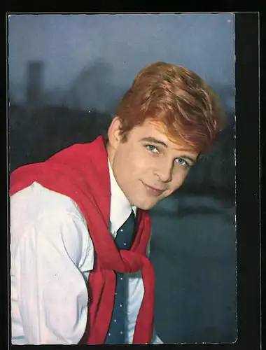 AK Schauspieler Thomas Fritsch schmunzelnd in Hemd und Krawatte