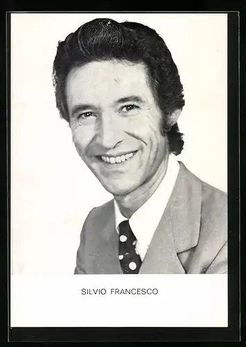 AK Schauspieler Silvio Francesco lächelnd im Anzug