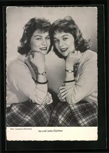 AK Schauspielerinnen Isa und Jutta Günther in gleicher Kleidung lächelnd