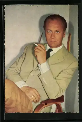 AK Schauspieler Curd Jürgens sitzend mit einer Zigarette in der Hand elegant bekleidet