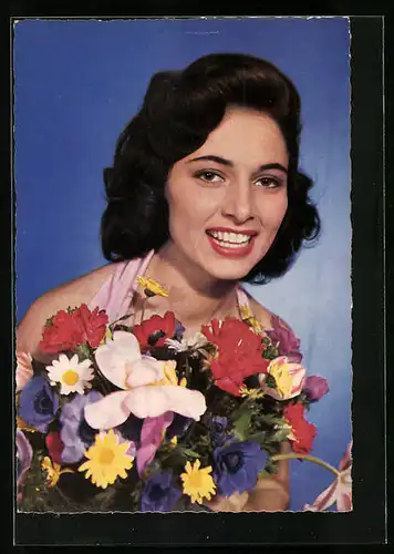 AK Schauspielerin Anna-Maria Sandri, breit lächelnd mit buntem Blumenstrauss