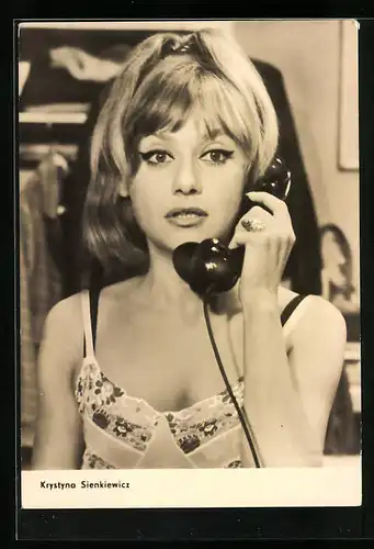 AK Schauspielerin Krystyna Sienkiewicz mit starrem Blick am Telefon