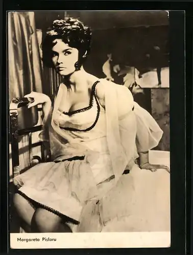 AK Schauspielerin Margareta Pislarus in Nachtwäsche auf einem Bett mit einem skeptischen Blick