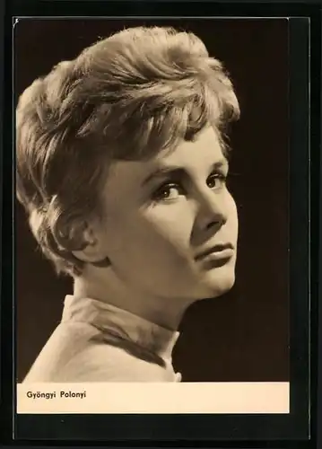 AK Schauspielerin Gyöngyi Polonyi über die Schulter blickend