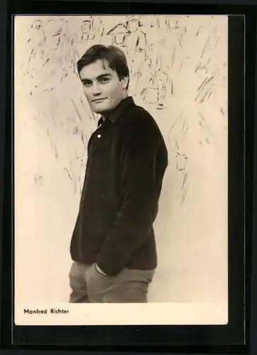 AK Schauspieler Manfred Richter in dunklem Pullover mit den Händen in den Hosentaschen