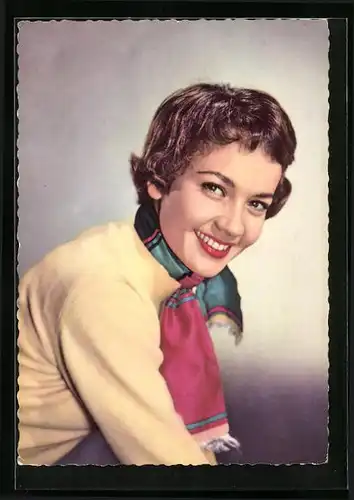 AK Schauspielerin Liselotte Pulver mit einem Bunten Halstuch lächelnd