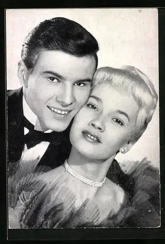 AK Schauspieler Liselotte Pulver und Horst Buchholz elegant bekleidet in vertrauter Pose