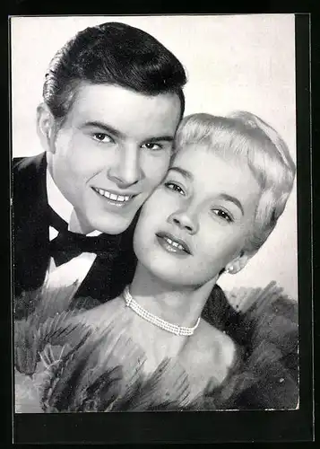 AK Schauspieler Liselotte Pulver und Horst Buchholz in vertrauter Pose