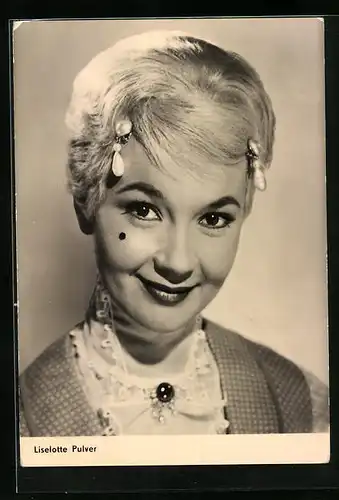 AK Schauspielerin Liselotte Pulver mit einem aufgeweckten Blick