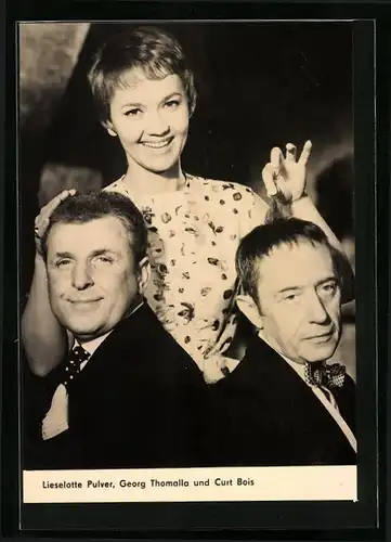 AK Schauspieler Liselotte Pulver, Georg Thomalla und Curt Bois in lustiger Pose