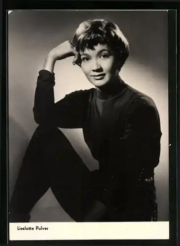 AK Schauspielerin Liselotte Pulver sitzend mit nachdenklichem Blick