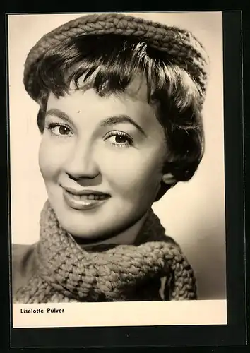 AK Schauspielerin Liselotte Pulver mit Schal und Mütze