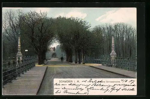 AK Schwerin i. M., Partie an der hinteren Schlossbrücke mit Blick auf Denkmal