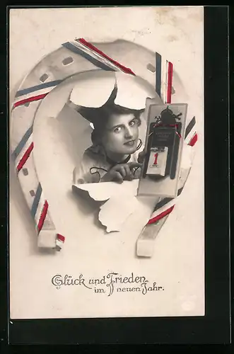 Künstler-AK Junge Frau unter Hufeisen mit Banderole in Nationalfarben - Neujahrsgruss