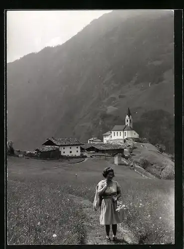 AK Katharinaberg /Schnalstal, Wanderin vorm Ort