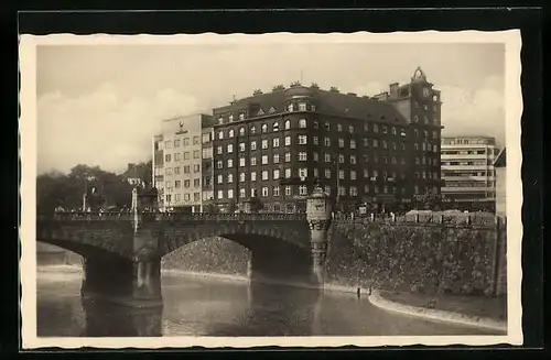 AK Pilsen, Grosse Gebäude an einer Brücke