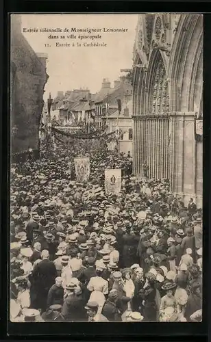 AK Bayeux, Entrée solenelle de Monseigneur Lemonnier dans sa ville épiscopale, Entrée à la Cathédrale
