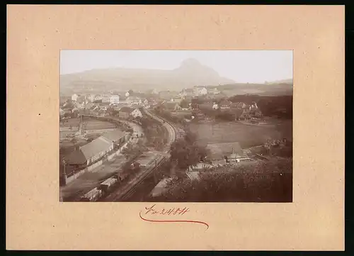 Fotografie Brück & Sohn Meissen, Ansicht Bilin, Blick auf den Ort mit Eisenbahn Abstellgleis und Schienentrasse