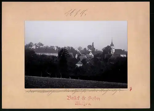 Fotografie Brück & Sohn Meissen, Ansicht Heynitz, Blick auf den Ort mit Kirchturm