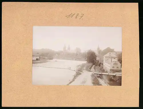 Fotografie Brück & Sohn Meissen, Ansicht Rochlitz, Blick auf den Schwankender Steg mit Schloss und Brücke über die Mulde