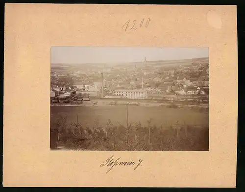 Fotografie Brück & Sohn Meissen, Ansicht Rosswein, Blick über die Eisenbahnschienen auf die Stadt mit Fabrik
