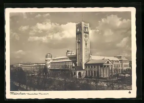 AK München, Das Deutsche Museum mit Uhrenturm