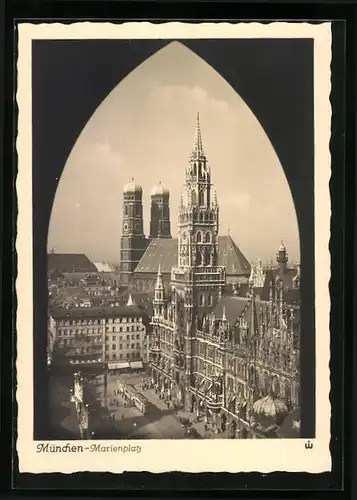 AK München, Blick auf den Marienplatz und die Frauenkirche, Strassenbahn