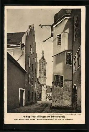 AK Villingen /Schwarzwald, Strassenpartie mit Blick auf die Kirche der Kneippstadt