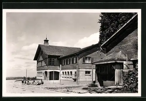 AK Strahlegg, Schulhaus mit Strasse