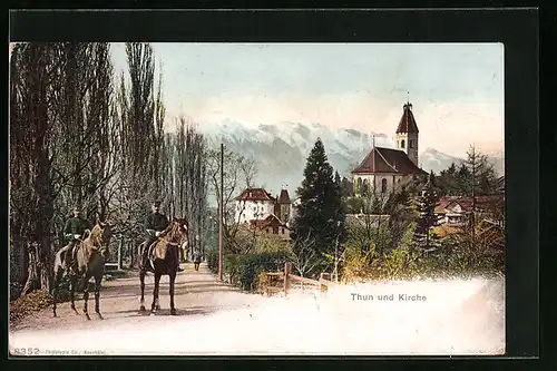AK Thun, Teilansicht mit Kirche von einer Strasse aus gesehen, mit Kavalleristen