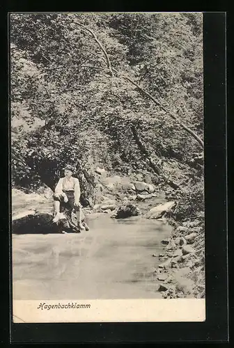 AK Hagenbachklamm, Österreicher in Tracht am Fluss