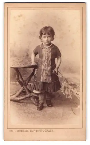 Fotografie Emil Bühler, Mannheim, Kleinkind mit überraschtem Gesichtsausdruck
