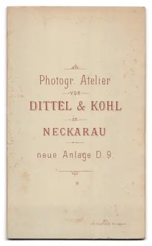 Fotografie Dittel & Kohl, Neckarau, Neue Anlage D.9., Drolliges Kleinkind mit Spielzeuggewehr