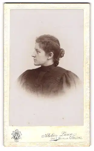 Fotografie Atelier Laux, Coblenz, Löhrrondell 5a, Profilansicht einer jungen Dame mit krausem Haar