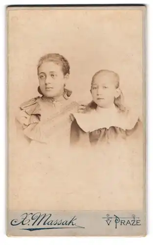 Fotografie X. Massak, Praze, Ferdinandova trída 20, Junges Schwesternpaar mit ängstlichen Mienen