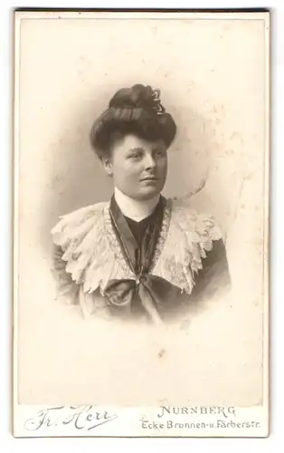 Fotografie Fr. Herr, Nürnberg, Brunnenstrasse, Junge Frau mit Hochsteckfrisur im seidenen Rüschenkleid