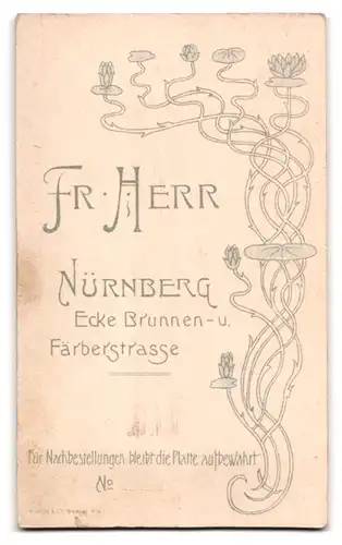 Fotografie Fr. Herr, Nürnberg, Brunnenstrasse, Junge Frau mit Hochsteckfrisur im seidenen Rüschenkleid