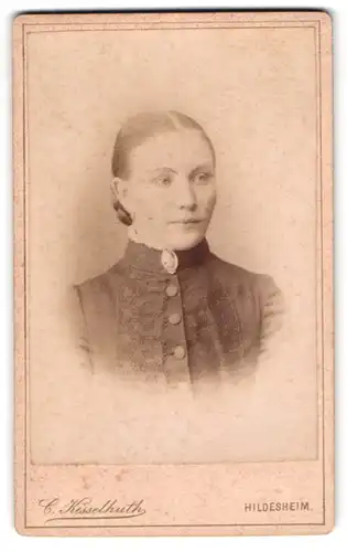 Fotografie C. Kesselhuth, Hildesheim, Kaiserstrasse 44, Heranwachsende Schönheit mit streng zurück gebundenem Haar