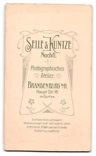 Fotografie Selle & Kuntze, Brandenburg a. H., Hauptstrasse 16, Greisin im schwarzen Gewand mit passender Kopfbedeckung