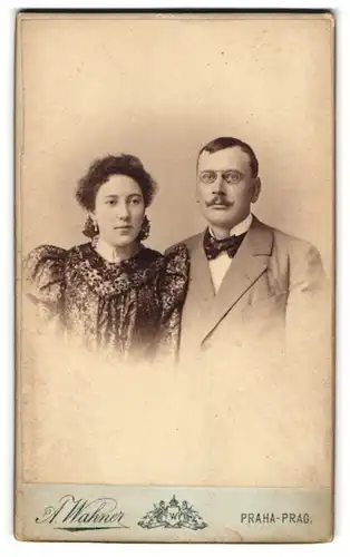 Fotografie A. Wahner, Prag, Poric 17, Junges Ehepaar mit neutralen Gesichtsausdrücken