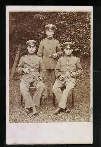 Foto-AK Junge Soldaten in Uniform mit Schirmmützen