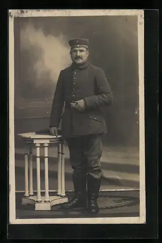 Foto-AK Soldat in Uniform mit Krätzchen und Koppel