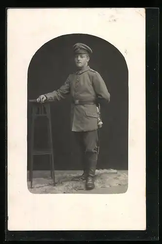 Foto-AK Soldat in Uniform mit Schirmmütze und Faschinenmesser